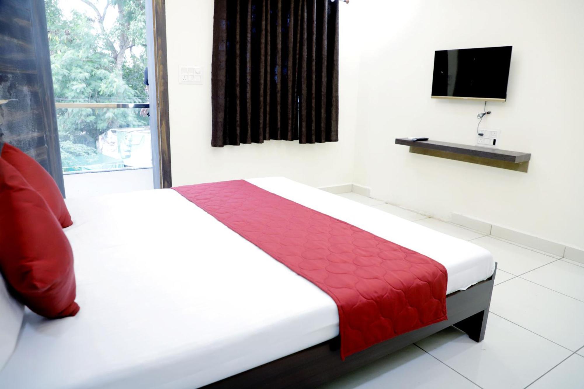 Hotel Jag Laxmi Palace Prime Location Main Road Near Mahakal Temple And Railway Station ウッジャイン エクステリア 写真